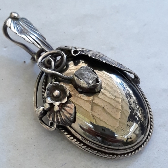 Native American Style Healer's Gold Pendant - Picture 4 of 4